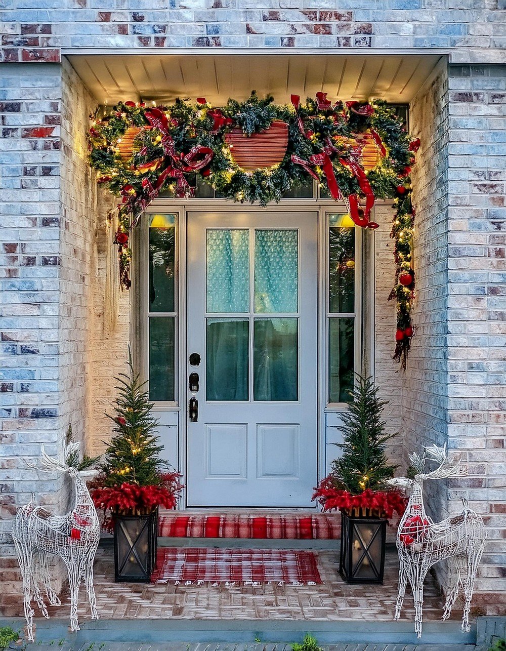 Enhance Your Farmhouse-style Porch with Christmas Lights