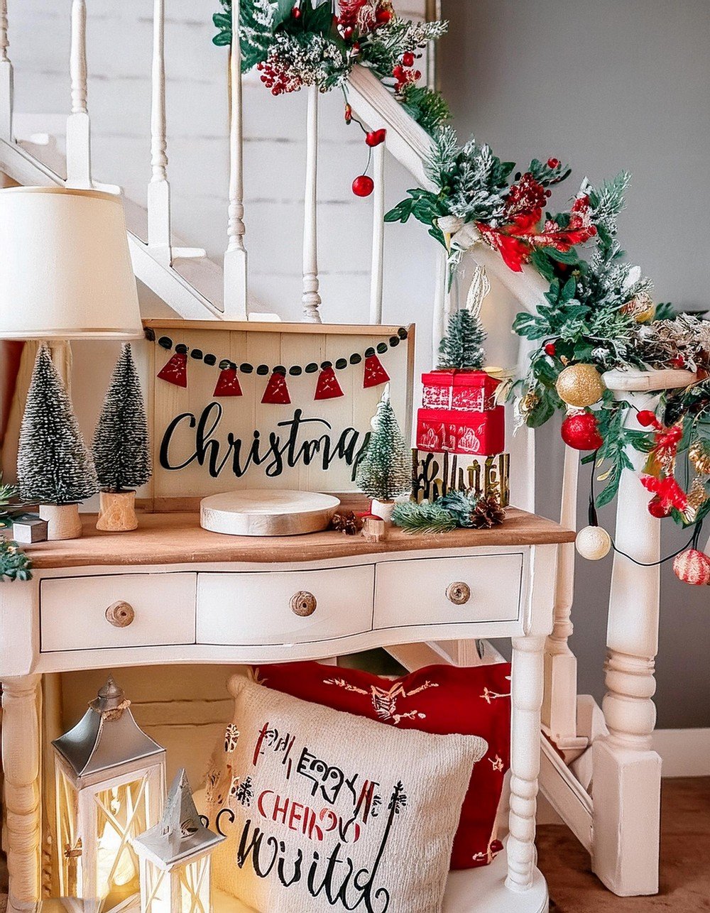 Liven Up Your Staircase with Christmas Decor Inspiration Idea